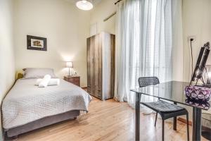 Schlafzimmer mit einem Bett und einem Glastisch in der Unterkunft Bella Venezia Residence in Korfu-Stadt
