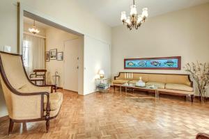 salon z kanapą i stołem w obiekcie Bella Venezia Residence w Korfu