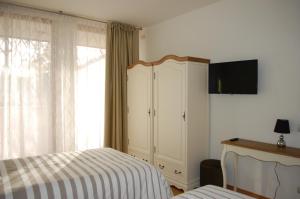 A television and/or entertainment centre at Bed & go Trento