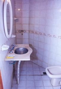 Departamentos 27 في سان كليمنتي ديل تويو: حمام مع حوض ومرحاض