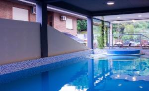 una piscina con agua azul en una casa en San Remo New Viking, en Pinamar