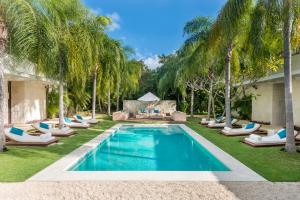 una piscina al aire libre con tumbonas y palmeras en Blue Diamond Luxury Boutique - All Inclusive Adults Only, en Playa del Carmen 111 fotos más
