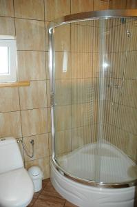 y baño con ducha y aseo. en Domek 100 m od morza, en Jastarnia