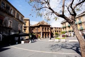 un grande edificio in mezzo a una strada di Suite35 a Catania