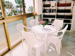 un tavolo bianco e sedie bianche in una stanza di Mayoral Frontline a Marbella