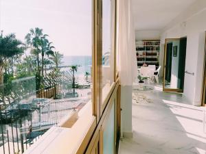Camera con balcone affacciato sull'oceano. di Mayoral Frontline a Marbella