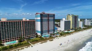 een uitzicht op een strand met hotels en gebouwen bij Paradise Resort in Myrtle Beach