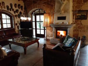 ein Wohnzimmer mit einem Kamin und einem Tisch in der Unterkunft Casa Ramoniña in Ribeira