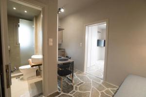 Koupelna v ubytování MELIES- Seaside Boutique Apartments + 37 fotografií
