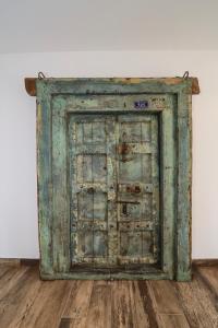 an old green wooden chest sitting on a wooden floor at Hôtel confidentiel Le Grecale in Pianottoli-Caldarello