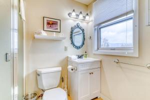 baño con aseo y lavabo y ventana en Azusa House, en Hood River