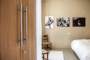 um quarto com uma cama e quadros na parede em Delightful a Few Steps From Port em Como