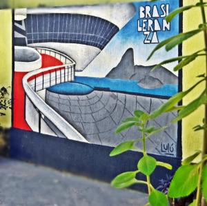 a mural on the side of a building at Brasileranza Hostel in Niterói