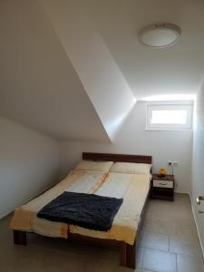 Ένα ή περισσότερα κρεβάτια σε δωμάτιο στο apartma Jelka