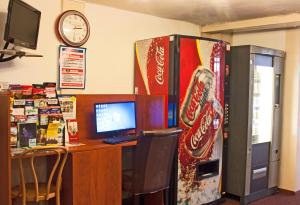 um quarto com um computador e uma máquina de refrigerantes em Koopermoolen em Amesterdão