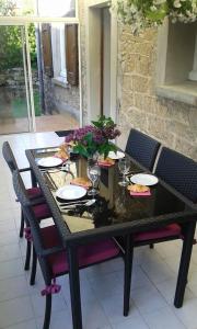 una mesa negra con platos y copas de vino. en Gite Gabrielle en Saint-Jean-dʼAlcapiès