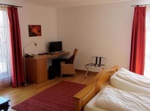 Una cama o camas en una habitación de Hotel Weinblatt