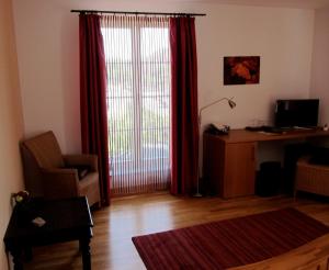 TV a/nebo společenská místnost v ubytování Hotel Weinblatt