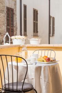 un tavolo con un piatto di frutta sopra di Casa Vacanze Montefalco Il Borgo a Montefalco