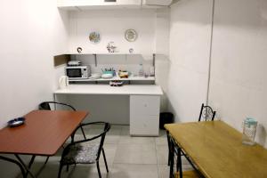 una piccola cucina con tavolo, sedie e forno a microonde di Hostel Near The Square a Tbilisi City