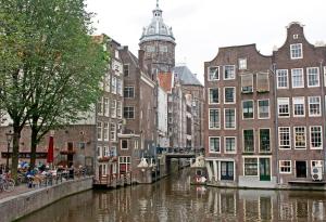 Pemandangan umum bagi Amsterdam atau pemandangan bandar yang diambil dari hotel