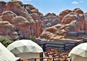 vista su un resort con montagne sullo sfondo di Seven Wonders Luxury Camp a Wadi Musa