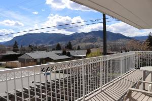 een balkon met uitzicht op de bergen bij Plaza Motel in Penticton