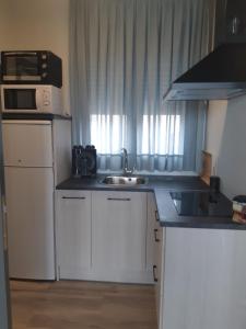 Kuchyň nebo kuchyňský kout v ubytování Casas Rurales Maribel - Complejo Moradas del Cerro 2 - Suites con Jacuzzi en Alcalá del Júcar + 5 fotografií