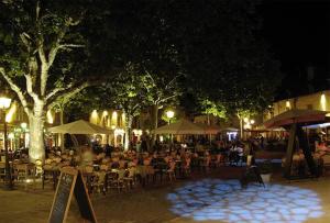 a crowd of people sitting at tables at night at Eden spa appartement d’exception in Dijon