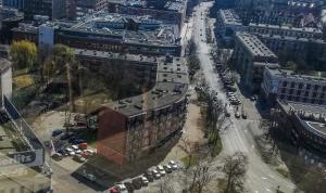 een luchtzicht op een straat met auto's en gebouwen bij Apartament Rajska 12 in Gdańsk