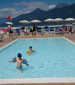 Hồ bơi trong/gần La Finestra sul Lago
