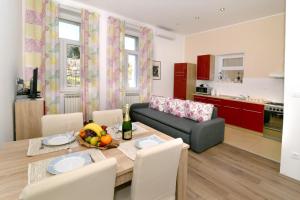 Kuchyň nebo kuchyňský kout v ubytování Four modern apartment's at antique Villa, Castropola 8, Pula, City Center