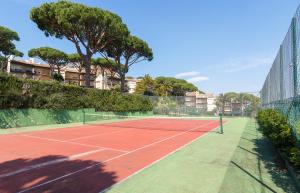 Tenis a/nebo squash v ubytování Bell Mar - Despierta con la brisa marina en este apartamento de la Costa Brava nebo okolí