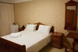 Una cama o camas en una habitación de Hotel Staufenberg
