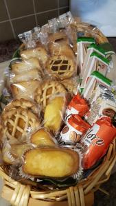 una cesta llena de comida en bolsas de plástico en IL PARADISO, en Latina