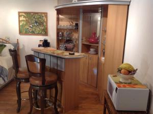 eine Küche mit Theke und Bar in einem Zimmer in der Unterkunft Winterfell Inn - No Xtra Fees, Dog OK, King & Queen Suites in Arnold