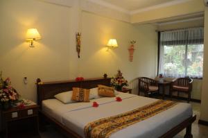Postel nebo postele na pokoji v ubytování Melasti Beach Resort & Spa Legian