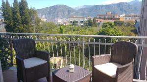 2 Stühle und ein Tisch auf einem Balkon mit Aussicht in der Unterkunft B&B Casa Vienna in Sant'Agnello
