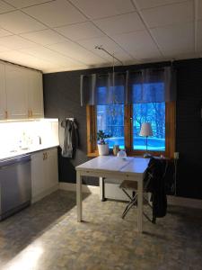 een keuken met een tafel in het midden van een kamer bij Nordhagen Gate in Hjo