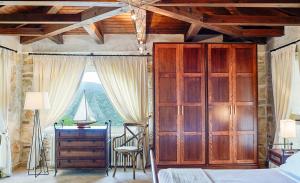 una camera da letto con un letto, una scrivania e una finestra di Villa Ioli- Beachfront Luxury Residence a Igoumenítsa Altre 33 foto