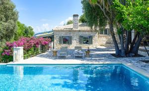 Πισίνα στο ή κοντά στο Villa Ioli- Beachfront Luxury Residence