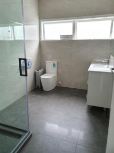 A bathroom at Uenuku Lodge