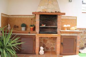 una cocina al aire libre con chimenea de ladrillo en una habitación en Casa Patricia SpainSunRentals 1052, en Nerja