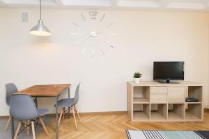 Televízia a/alebo spoločenská miestnosť v ubytovaní PRIVATE FLAT IN HEART KRAKOW p4you pl