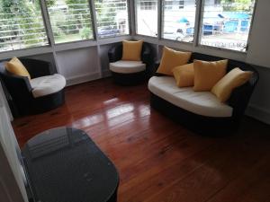 sala de estar con 3 sillas y sofá en Casa completa en Gamboa, Canal de Panamá, en Gamboa