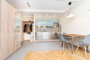 Kuchyňa alebo kuchynka v ubytovaní PRIVATE FLAT IN HEART KRAKOW p4you pl