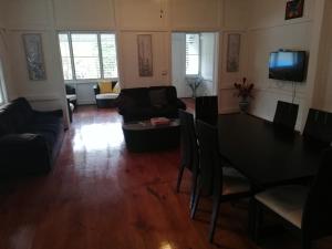 sala de estar con mesa y sofá en Casa completa en Gamboa, Canal de Panamá, en Gamboa