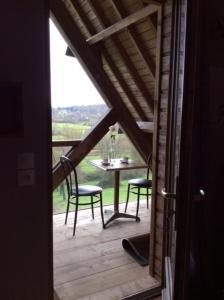 - une vue sur une terrasse couverte avec une table et des chaises dans l'établissement D'Hauville Vallée, à Bonneville-la-Louvet