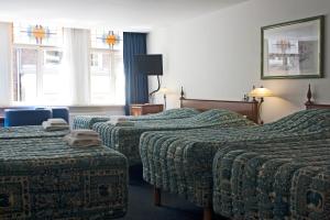 Ліжко або ліжка в номері Hotel Prins Hendrik