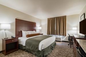 Ένα ή περισσότερα κρεβάτια σε δωμάτιο στο Cobblestone Inn & Suites - Lamoni